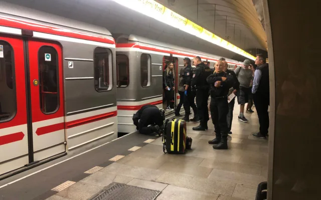 Pád osoby do kolejiště metra na náměstí Republiky dnes ráno přerušil provoz linky B