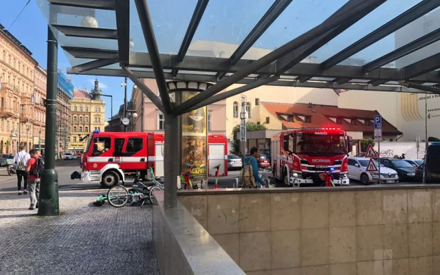 Pád osoby do kolejiště metra na náměstí Republiky dnes ráno přerušil provoz linky B