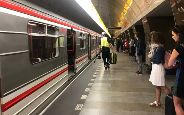 Pád osoby do kolejiště metra na náměstí Republiky dnes ráno přerušil provoz linky B