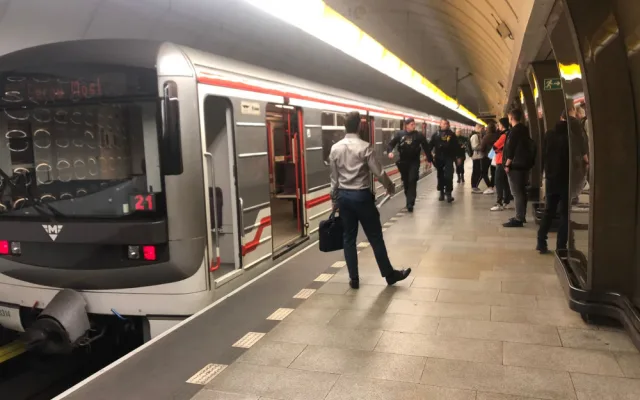 Pád osoby do kolejiště metra na náměstí Republiky dnes ráno přerušil provoz linky B