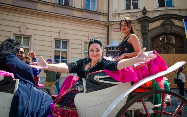 FOTOGALERIE: Centrem Prahy prošel průvod stovek Romů. Podívejte se