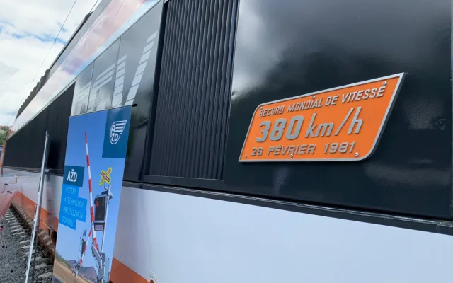 VIDEO: Čtyřicet let stará budoucnost dorazila do Prahy. TGV přilákalo stovky zájemců