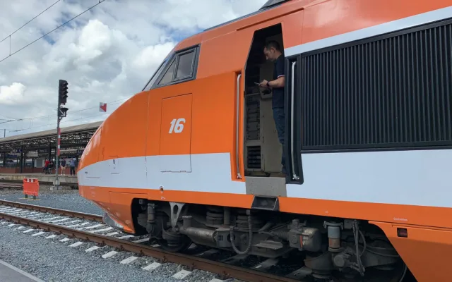 VIDEO: Čtyřicet let stará budoucnost dorazila do Prahy. TGV přilákalo stovky zájemců