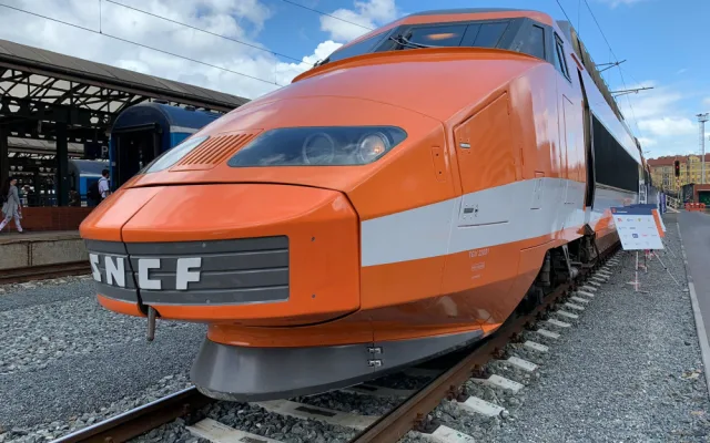 VIDEO: Čtyřicet let stará budoucnost dorazila do Prahy. TGV přilákalo stovky zájemců