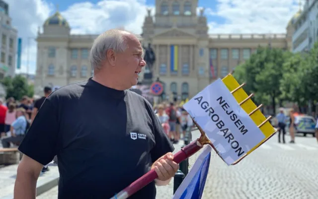 VIDEO: Tisíce zemědělců procházejí Prahou. Demonstrující zavřeli část magistrály a omezují dopravu