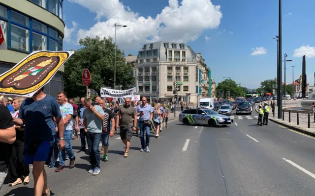 VIDEO: Tisíce zemědělců procházejí Prahou. Demonstrující zavřeli část magistrály a omezují dopravu