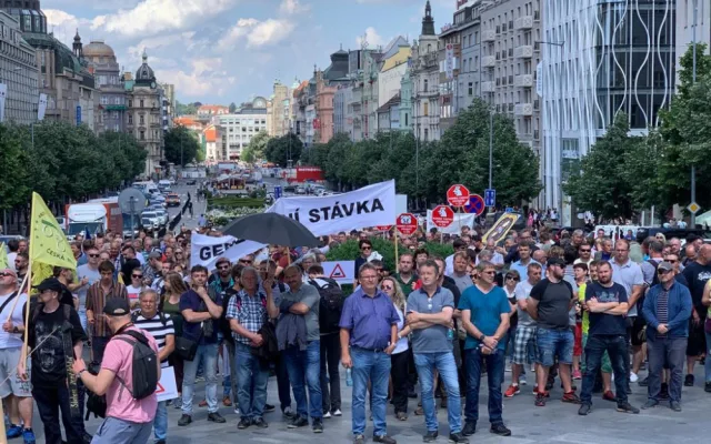 VIDEO: Tisíce zemědělců procházejí Prahou. Demonstrující zavřeli část magistrály a omezují dopravu