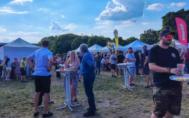 FOTO: Na Parukářce proběhlo Žižkovské pivobraní. Otáčely se podtácky a hrálo se na harmoniku