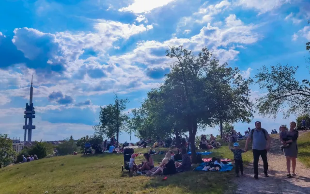 FOTO: Na Parukářce proběhlo Žižkovské pivobraní. Otáčely se podtácky a hrálo se na harmoniku