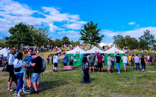 FOTO: Na Parukářce proběhlo Žižkovské pivobraní. Otáčely se podtácky a hrálo se na harmoniku