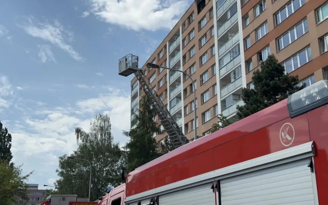 VIDEO: Při požáru bytu v Praze se zranili dva lidé. Kočka požár nepřežila