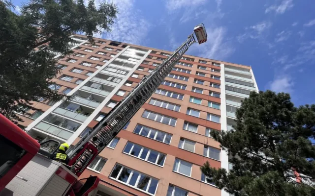 VIDEO: Při požáru bytu v Praze se zranili dva lidé. Kočka požár nepřežila