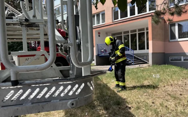 VIDEO: Při požáru bytu v Praze se zranili dva lidé. Kočka požár nepřežila