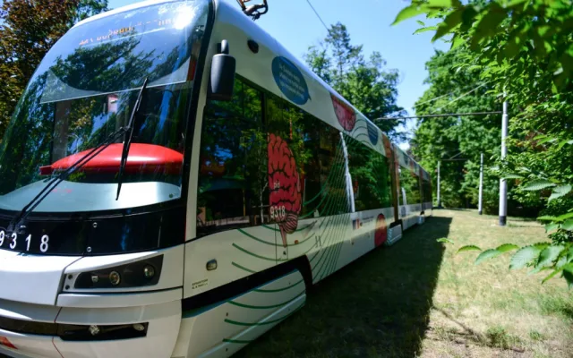 Eurotramvaj už křižuje Prahu. Upozorňuje na to, že Česká republika bude předsedat Evropské unii