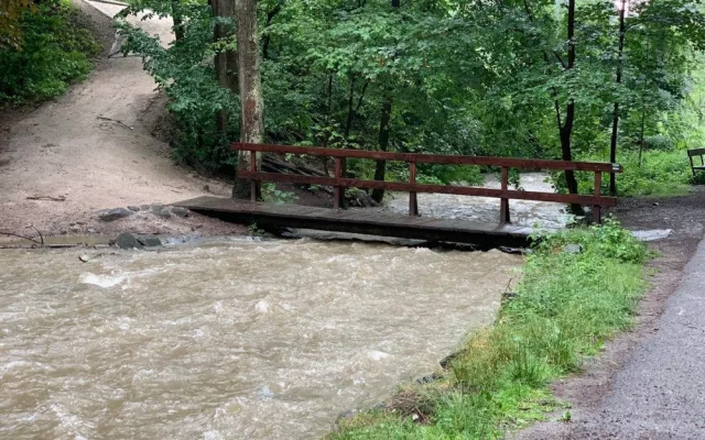 VIDEO: Meteorologové zaznamenali extrémní srážky. V Praze byl překročen třetí povodňový stupeň