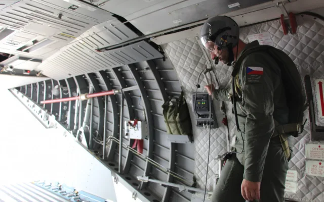 VIDEO: Kbelští piloti cvičili evakuaci z nepřátelského území nebo výsadky vojáků