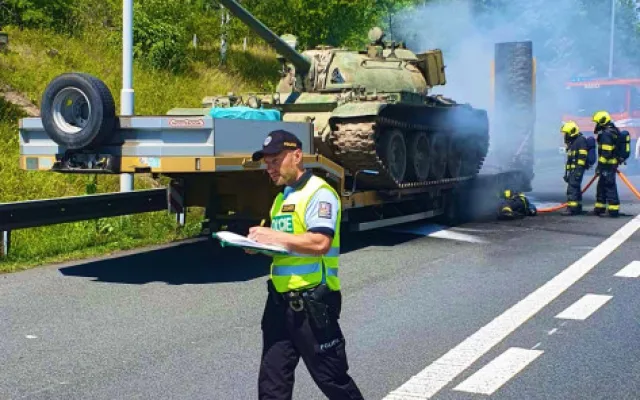 Dopravu na Pražském okruhu zablokoval požár přívěsu, který převážel tank
