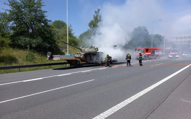 Dopravu na Pražském okruhu zablokoval požár přívěsu, který převážel tank