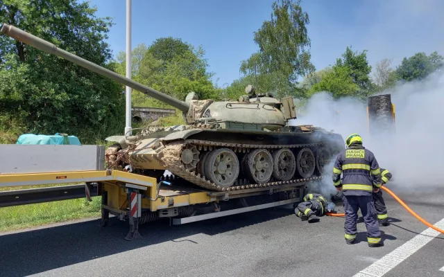 Dopravu na Pražském okruhu zablokoval požár přívěsu, který převážel tank