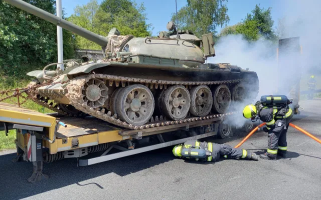 Dopravu na Pražském okruhu zablokoval požár přívěsu, který převážel tank