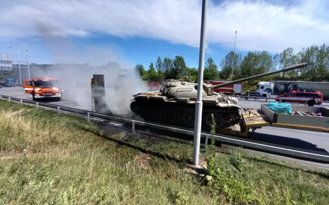 Dopravu na Pražském okruhu zablokoval požár přívěsu, který převážel tank