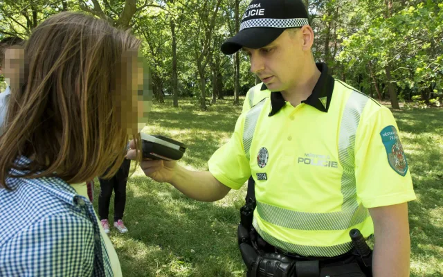 Strážníci poslední týden školního roku hlídají přechody i místa, kde školáci popíjejí alkohol