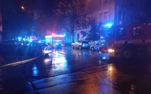 VIDEO: Policisté zachraňovali lidi z hořícího domu. Dva evakuovaní skončili v péči záchranářů