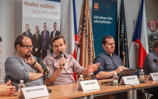 Blokování nás nespasí, lepší je kvalitní mediální výchova, říká výkonný ředitel sdružení, které vyplo proruské weby