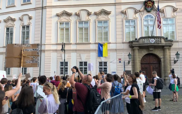 VIDEO: Prahou prošel průvod proti zákazu potratů. Demonstrovalo se i před americkou ambasádou