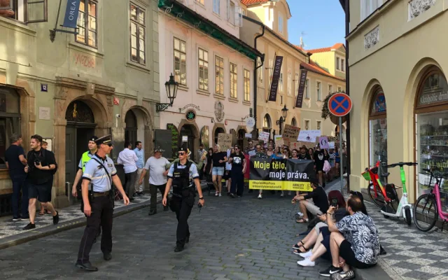 VIDEO: Prahou prošel průvod proti zákazu potratů. Demonstrovalo se i před americkou ambasádou