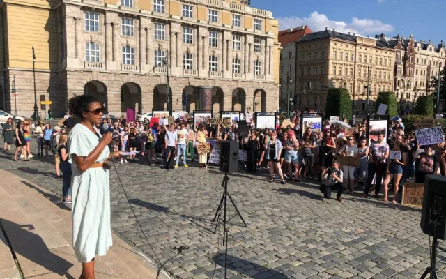 VIDEO: Prahou prošel průvod proti zákazu potratů. Demonstrovalo se i před americkou ambasádou