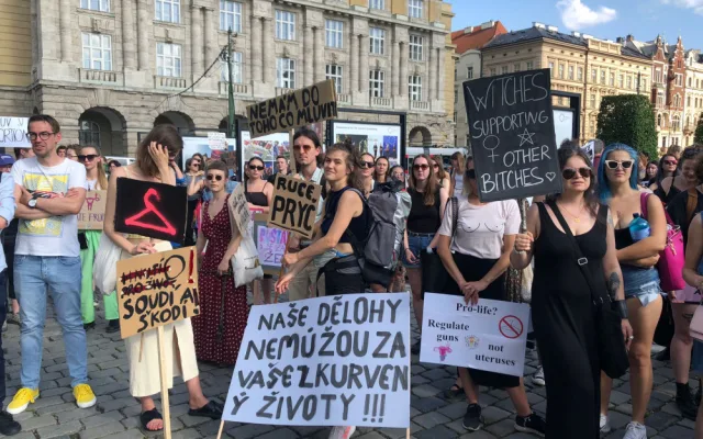 VIDEO: Prahou prošel průvod proti zákazu potratů. Demonstrovalo se i před americkou ambasádou