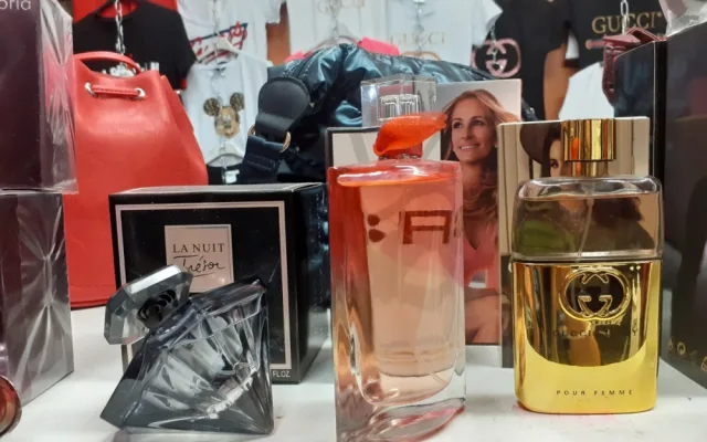 VIDEO: Celníci zabavili v pražské tržnici Sapa padělky za tři miliony korun