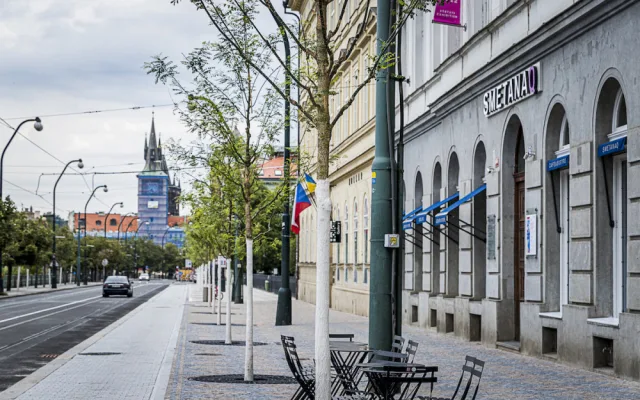 Smetanovo nábřeží v novém je zkolaudováno. Má nové stromy i cyklopás