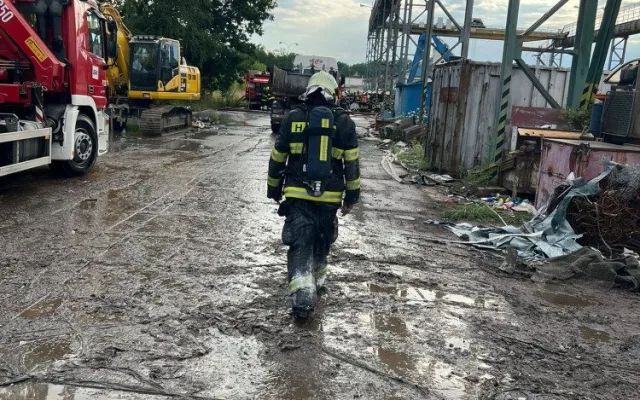VIDEO: Pražští hasiči pomáhali v Kralupech nad Vltavou. Požár vypukl v areálu sběrných surovin