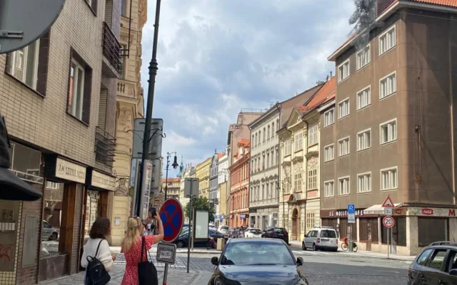 Nad ulicí v centru Prahy se vznáší nová socha. Lidé jsou nadšení i zděšení