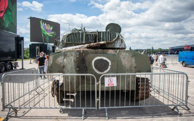 FOTOGALERIE: V Praze je ruská technika z války na Ukrajině. Lidé po ní skákali, teď ji chrání ploty