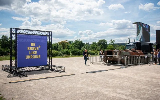 FOTOGALERIE: V Praze je ruská technika z války na Ukrajině. Lidé po ní skákali, teď ji chrání ploty
