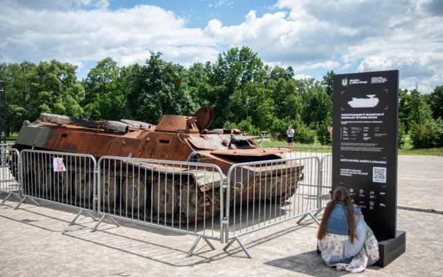 FOTOGALERIE: V Praze je ruská technika z války na Ukrajině. Lidé po ní skákali, teď ji chrání ploty