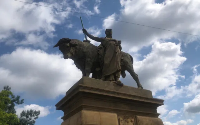 Sochy Mužů s býky u Pražské tržnice jsou opraveny. Bylo to za pět minut dvanáct, říká restaurátor