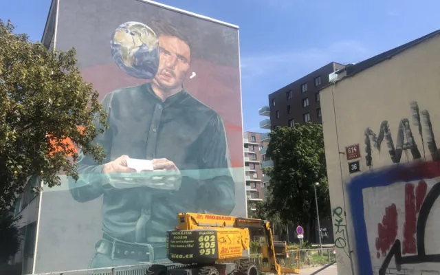 Dům v Praze 8 zdobí obří malba. V hlavním městě během léta vzniknou ještě čtyři