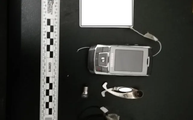 VIDEO: Policisté obvinili muže z výroby výbušných směsí. Skladoval je v bytě v Letňanech