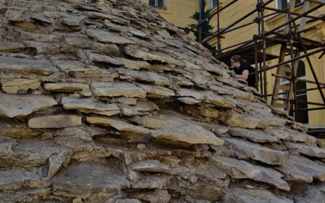 Dělníci odkryli při opravě rotundy v centru Prahy unikátní nález
