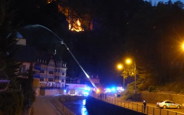 VIDEO: Po celé Praze je od dnešního rána cítit zápach požáru v Českém Švýcarsku