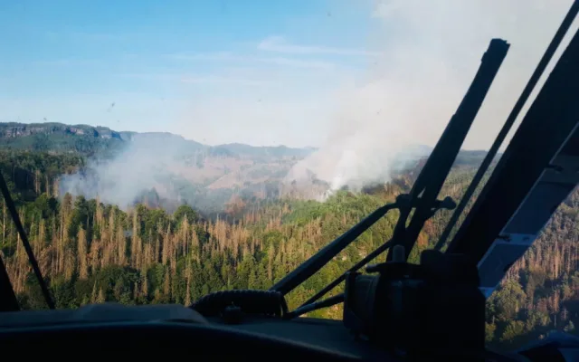 Nikdy nic většího než požár v Českém Švýcarsku jsem neviděl, říká armádní pilot z Prahy