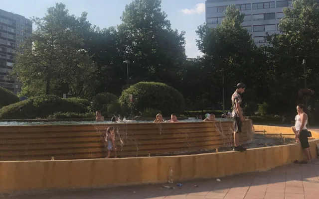 Kašna v Praze 10 i přes zákaz slouží jako koupaliště. Upozornění ostrahy lidé ignorují