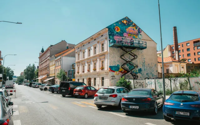 Přes 120 metrů plochy, tři a půl dne práce, sedmdesát plechovek barvy. Nový murál v Karlíně je hotov