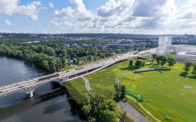 VIZUALIZACE: Libeňský most vylepší kavárny, kluziště i skatepark