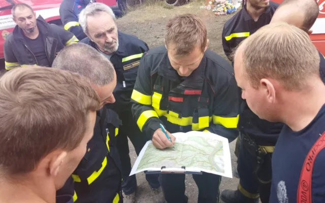 VIDEO: V Hřensku pomáhá padesátka hasičů z Prahy. Do nepřístupných míst nosí vodu na zádech