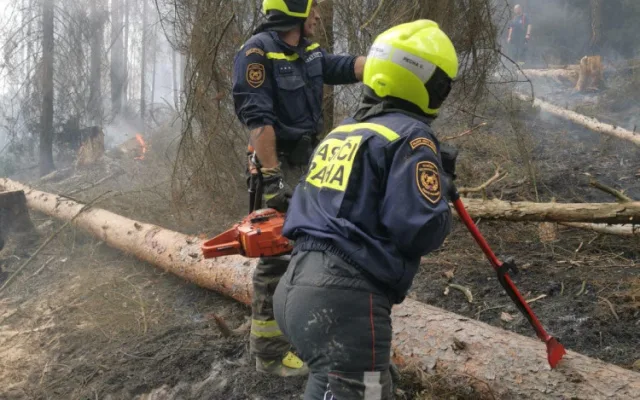 VIDEO: V Hřensku pomáhá padesátka hasičů z Prahy. Do nepřístupných míst nosí vodu na zádech